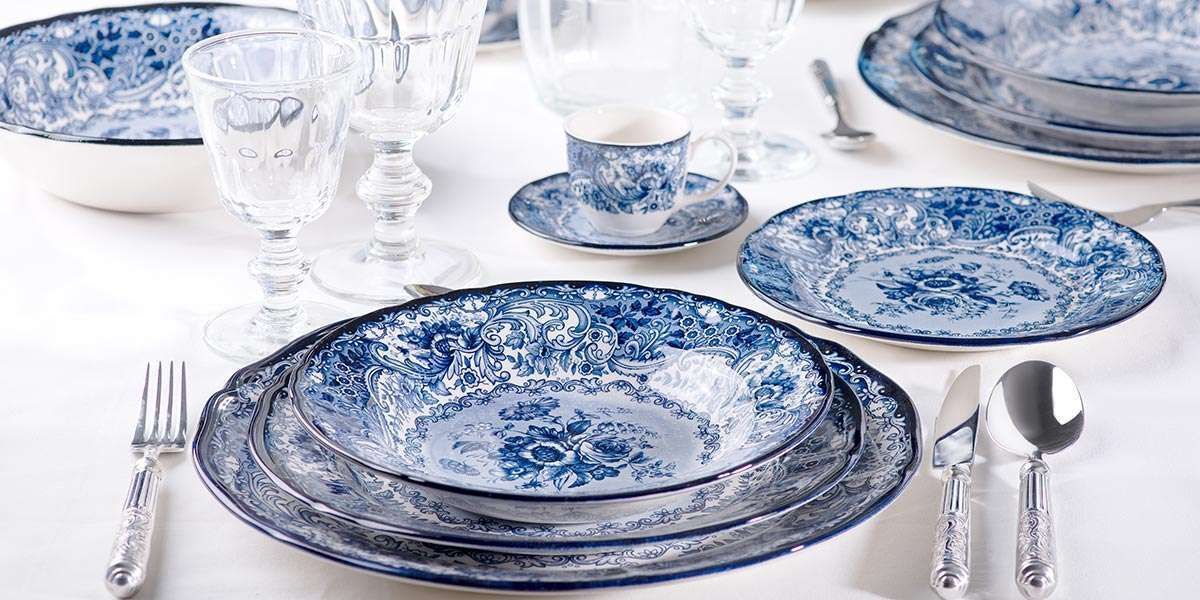 Su ogni tavola troviamo articoli in Ceramica